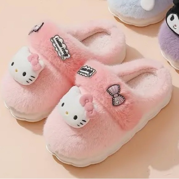 Hello kitty plush slippers NWT Size 6 - Picture 4 of 6